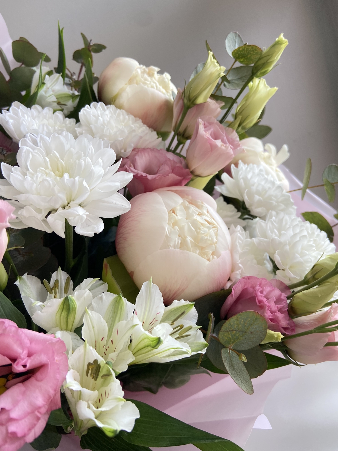 Букет с пионами и орхидей