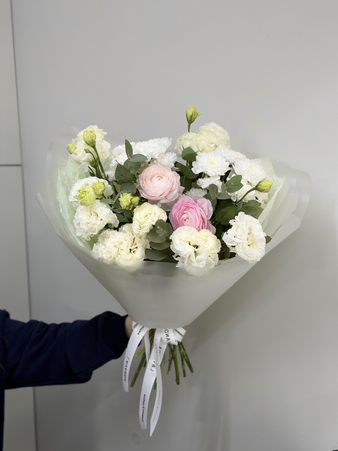 Букет с эустомой и ранункулюсом