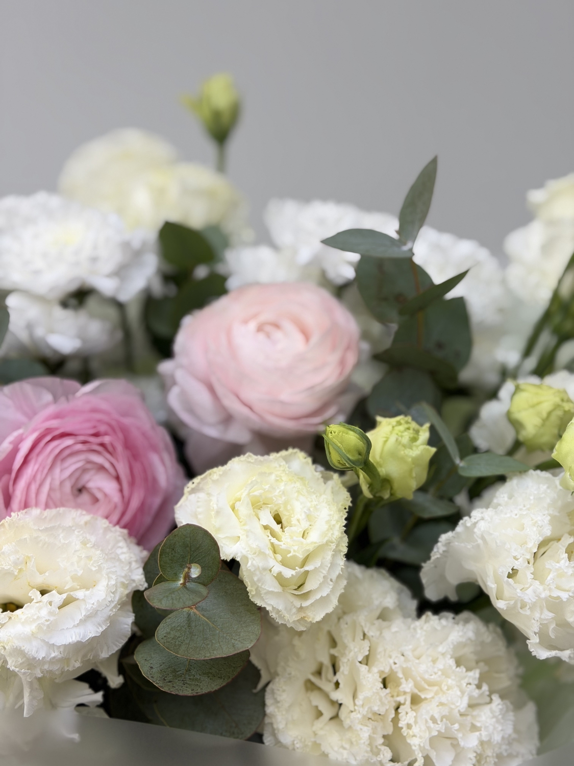 Букет с эустомой и ранункулюсом