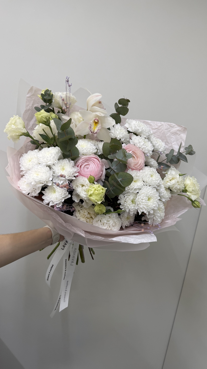 Букет с ранункулюсами и орхидеями