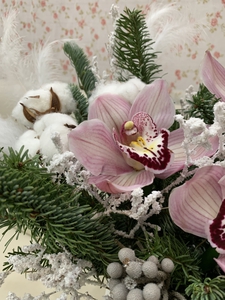 Композиция с розами и хлопком