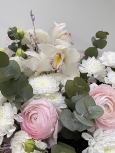 Букет с ранункулюсами и орхидеями