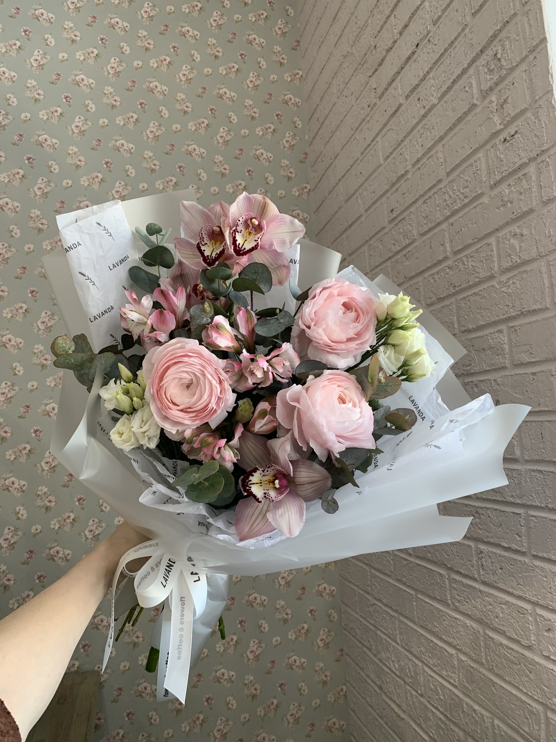 Букет с ранункулюсами и орхидеей