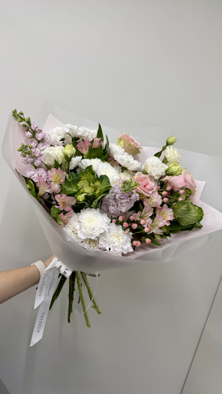 Сборный букет с маттиоллой и розами