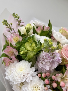 Сборный букет с маттиоллой и розами