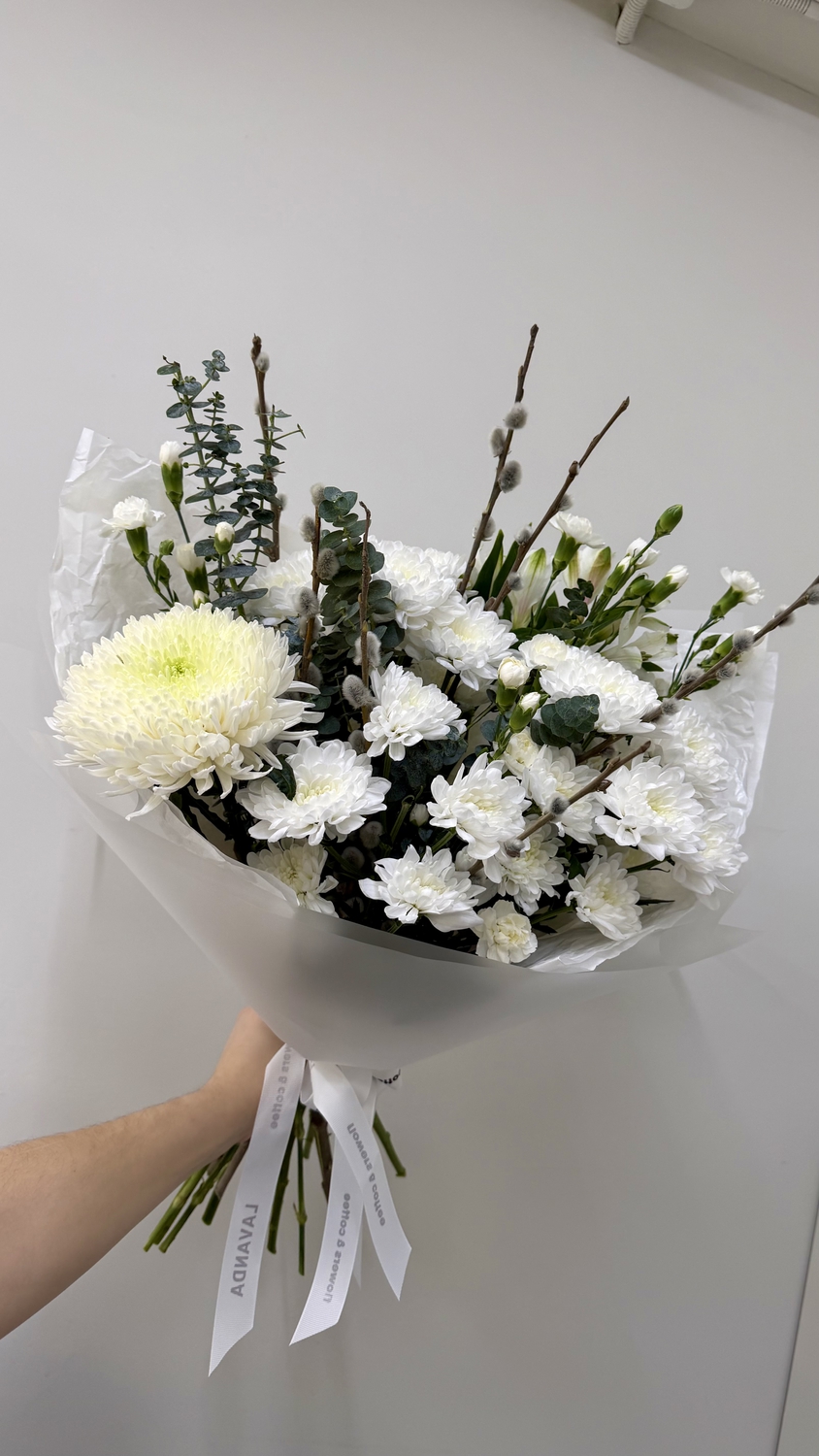 Букет хризантем с вербой