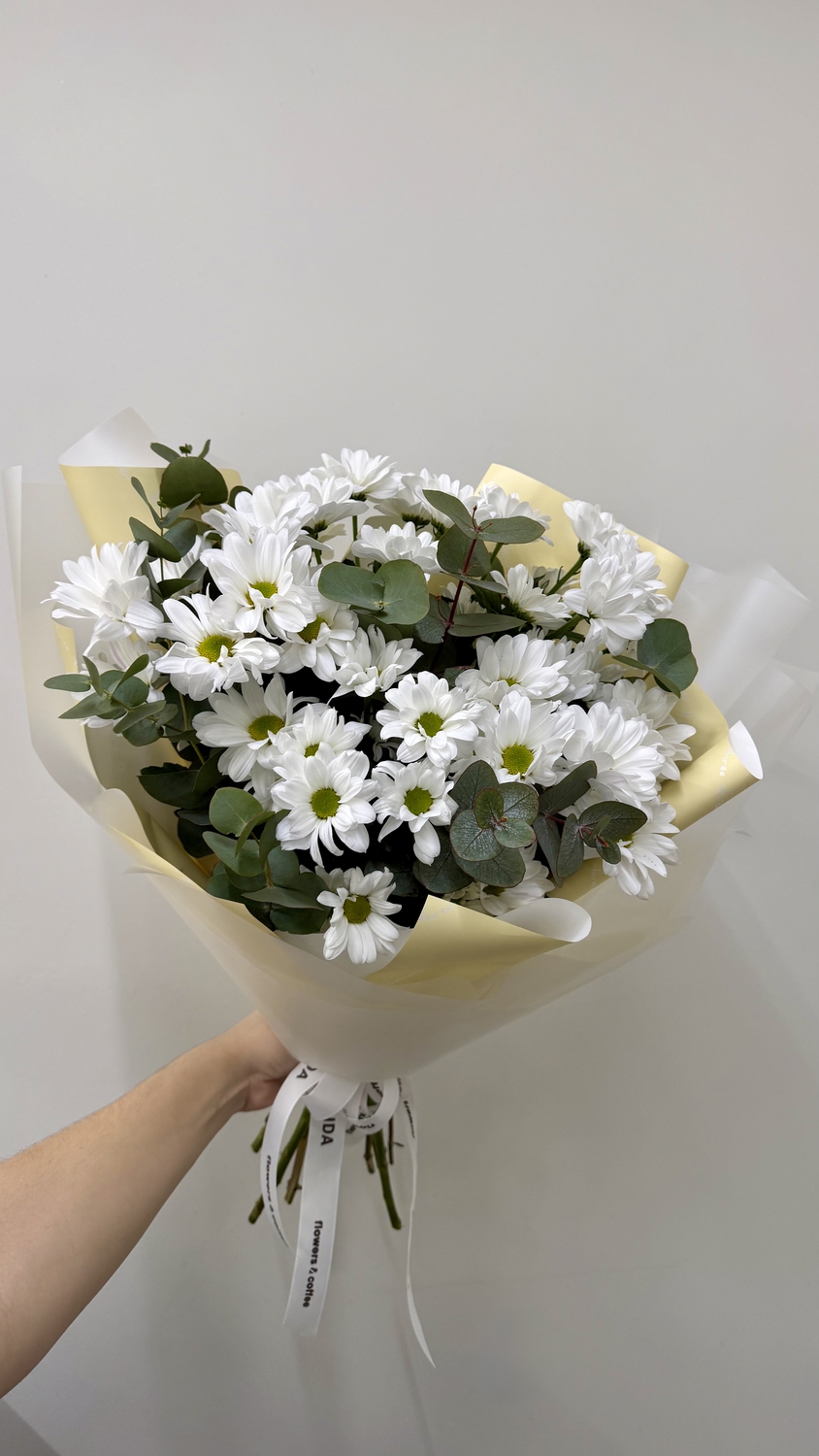 Букет с ромашками и эвкалиптом