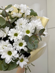 Букет с ромашками и эвкалиптом