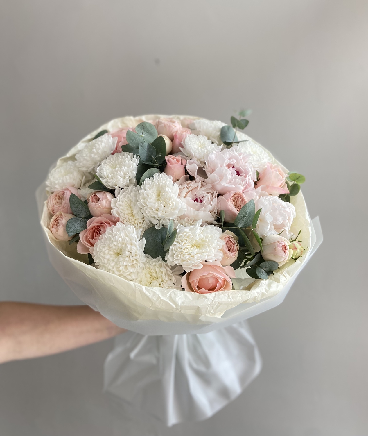 Букет с пионовидной розой и пионами