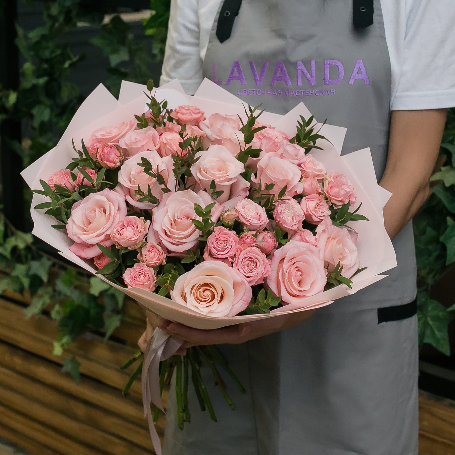 Букет розовый с пионовидными розами и эвкалиптом