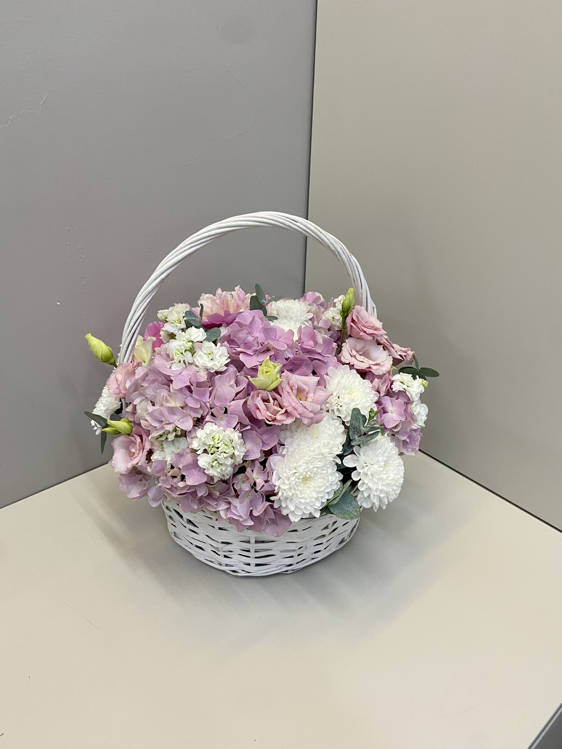 Композиция с гортензией и пионами