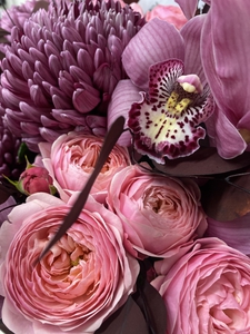 Орхидея с хризантемой и пионовидной розой