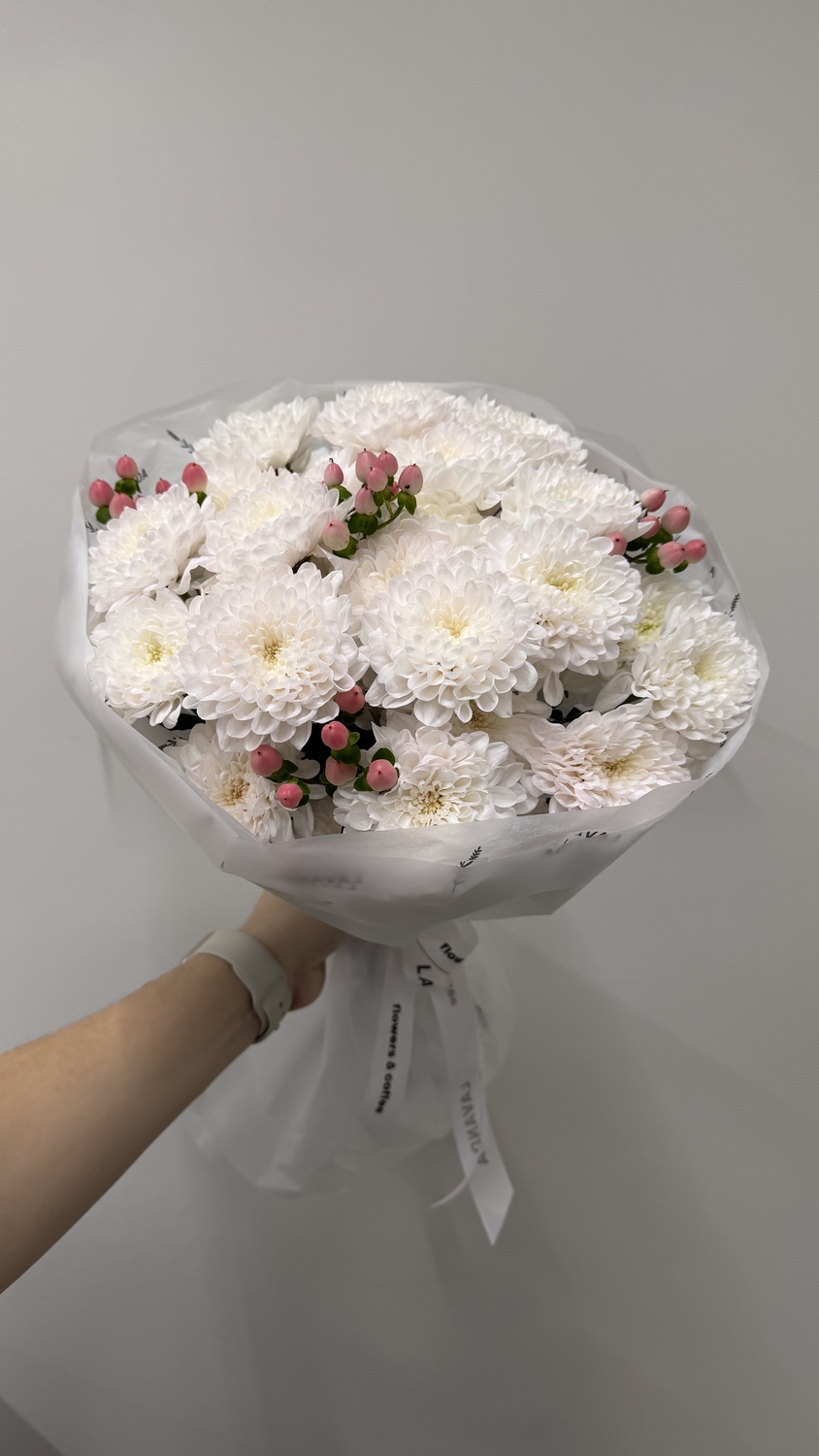 Букет розовых хризантем с гиперикумом