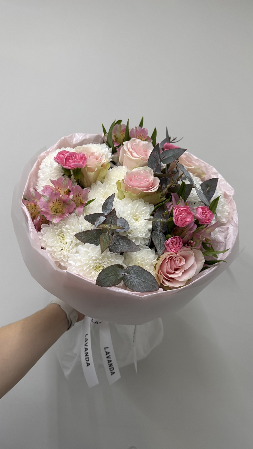 Сборный букет с розами и диантусами