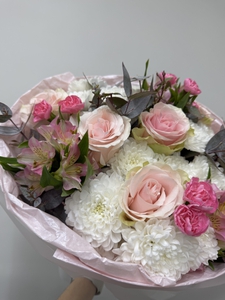 Сборный букет с розами и диантусами