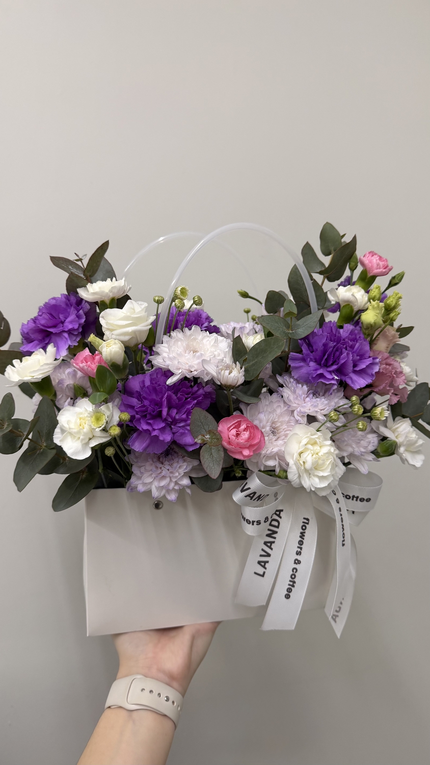 Сборная композиция с фиолетовыми диантусами