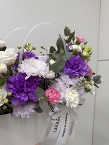 Сборная композиция с фиолетовыми диантусами