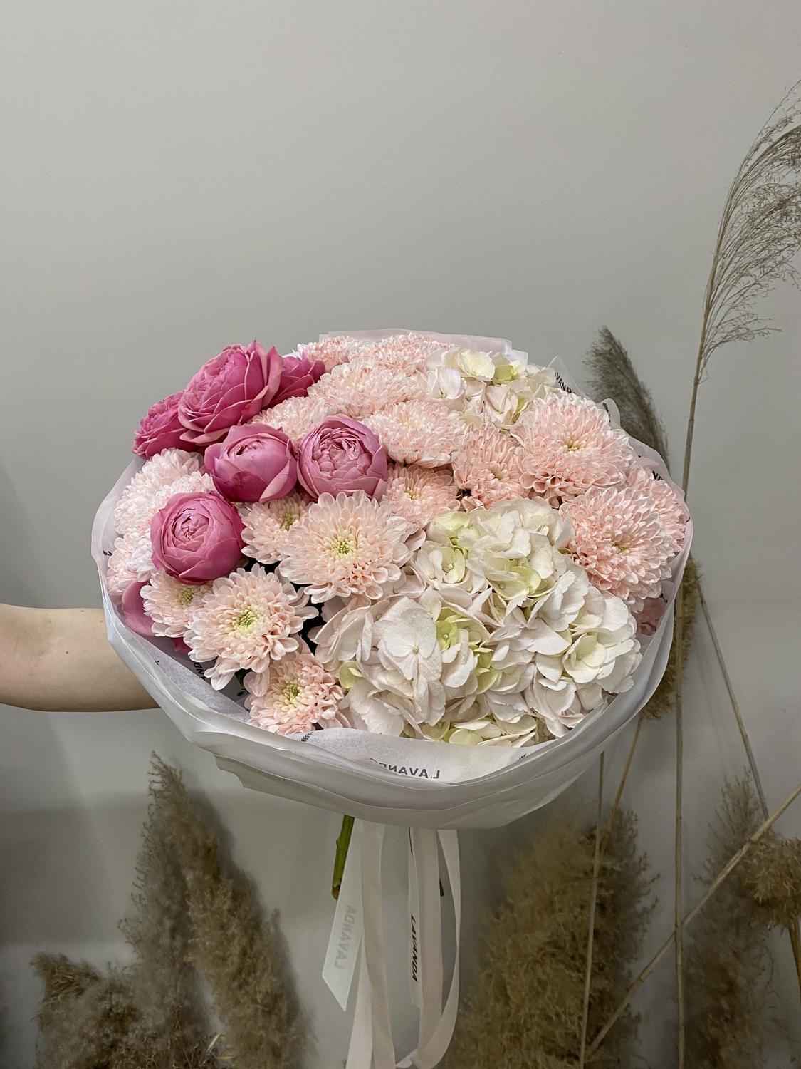 Букет с гортензией с кустовой розой