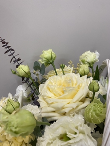 Корзинка с пионовидной розой