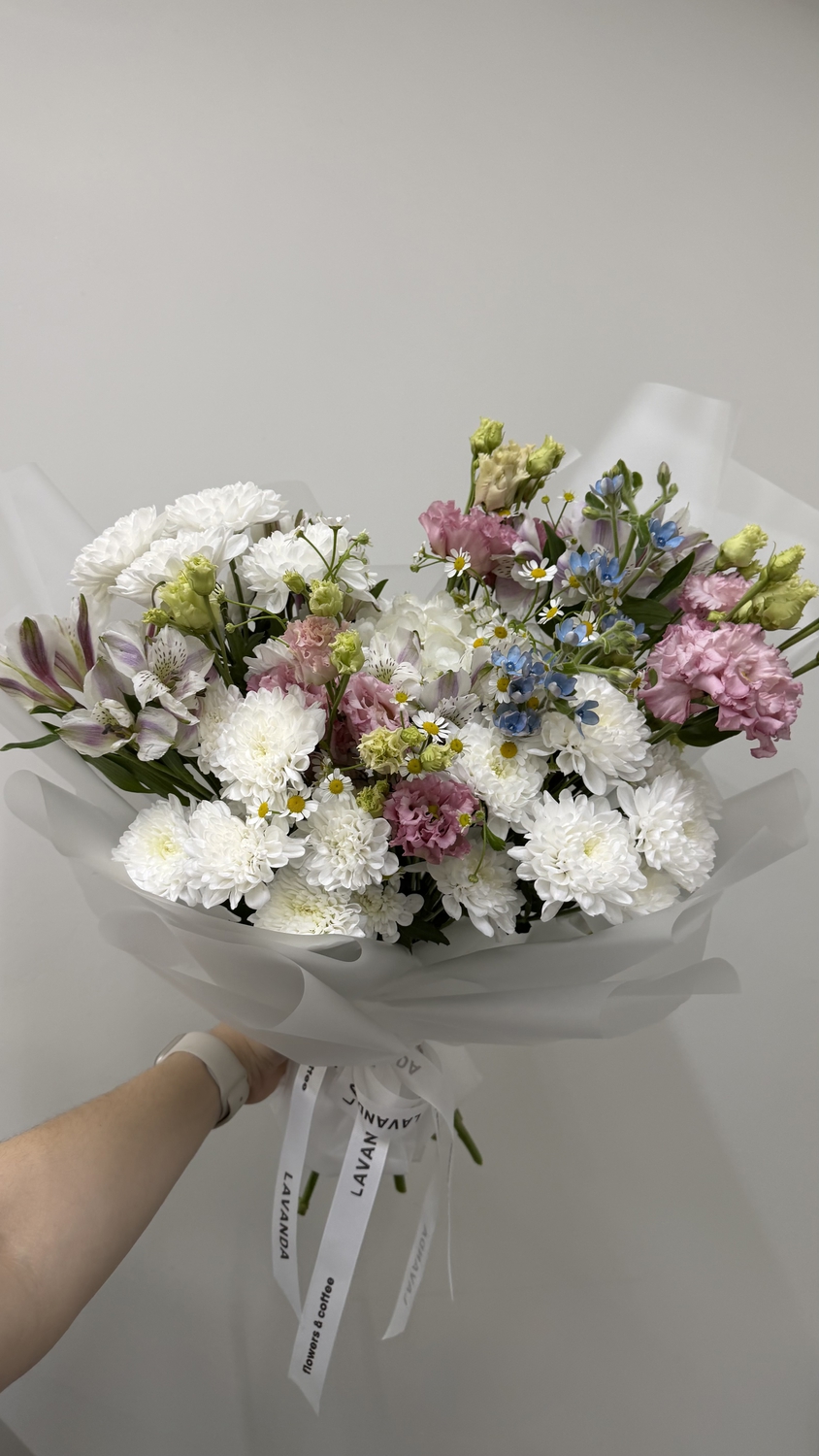 Сборный букет с эустомами и незабудками