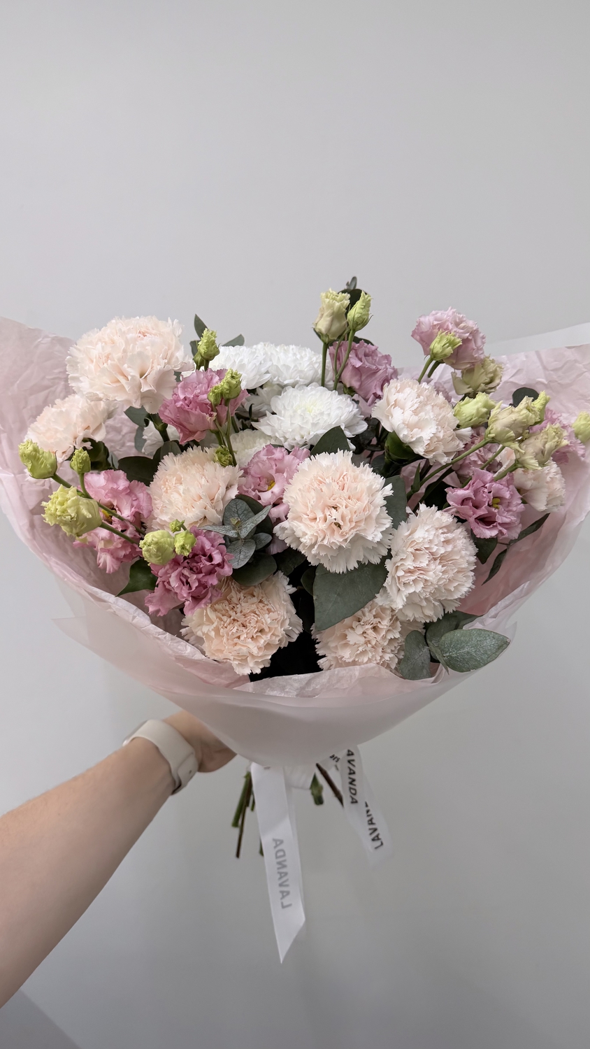 Букет кремовых диантусов и эустом