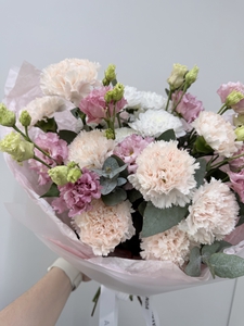 Букет кремовых диантусов и эустом