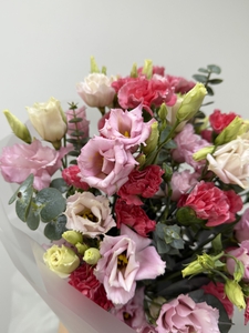 Воздушный букет кустовых диантусов и эустом