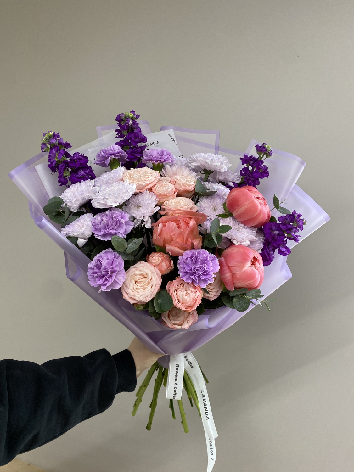 Букет с коралловыми пионами 6750