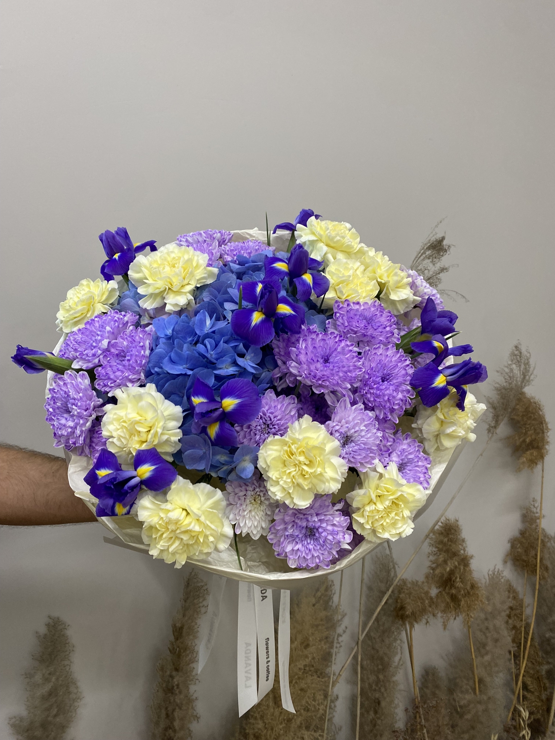 Букет с гортензией и ирисами