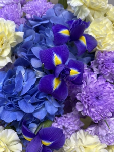 Букет с гортензией и ирисами
