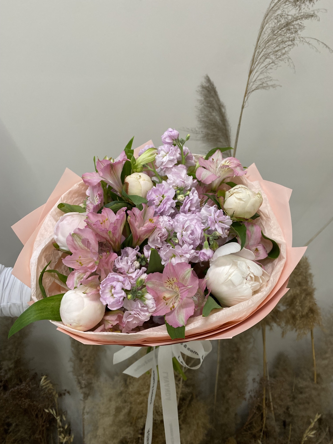 Букет с пионами, маттиолой и альстромерией