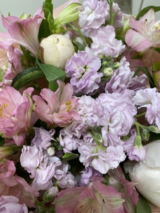 Букет с пионами, маттиолой и альстромерией