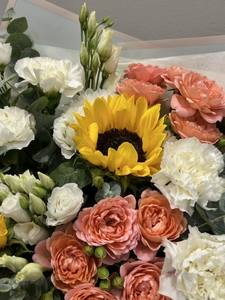 Букет с подсолнухами и кустовой розой