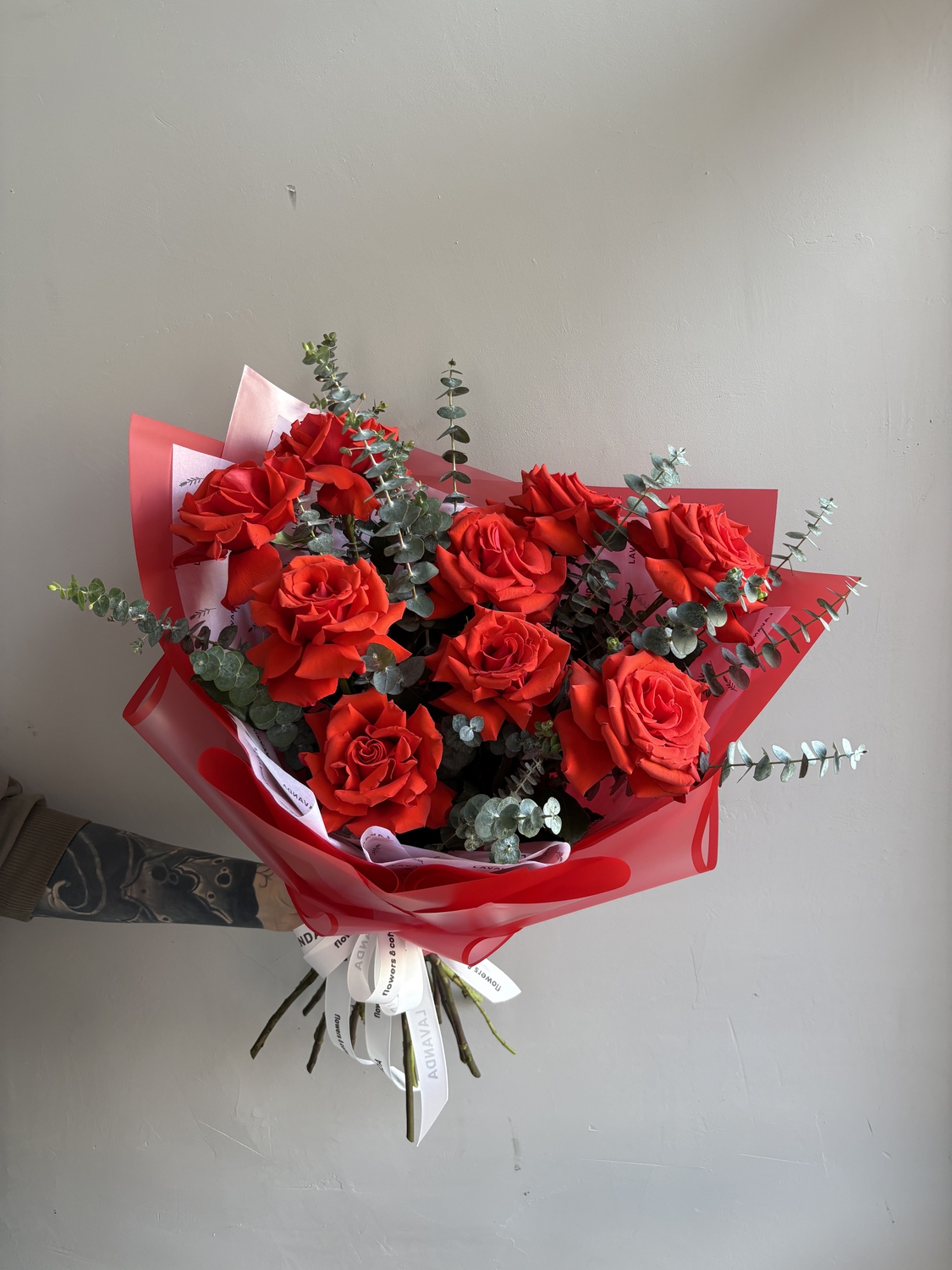 Большой букет алых роз
