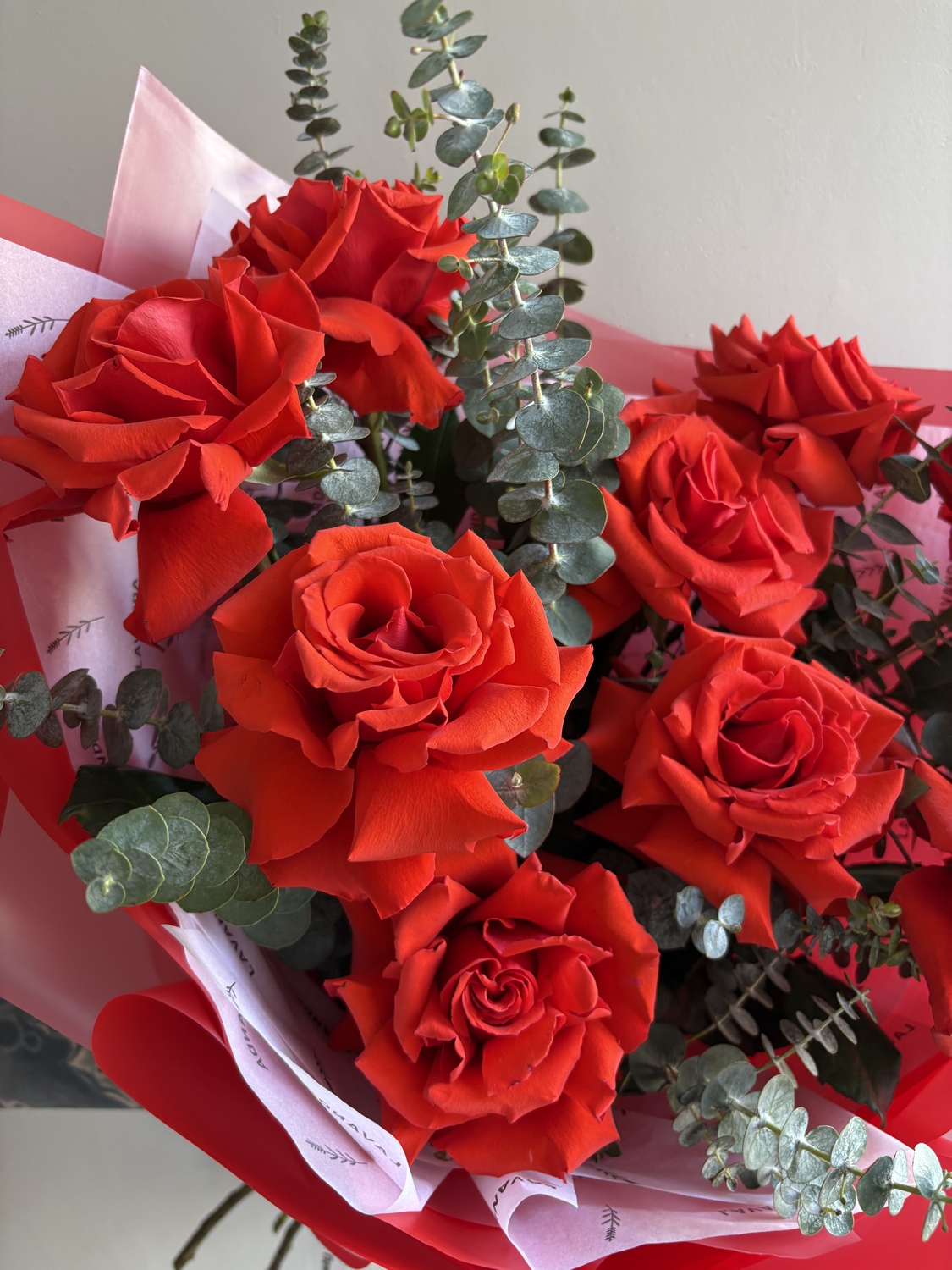 Большой букет алых роз