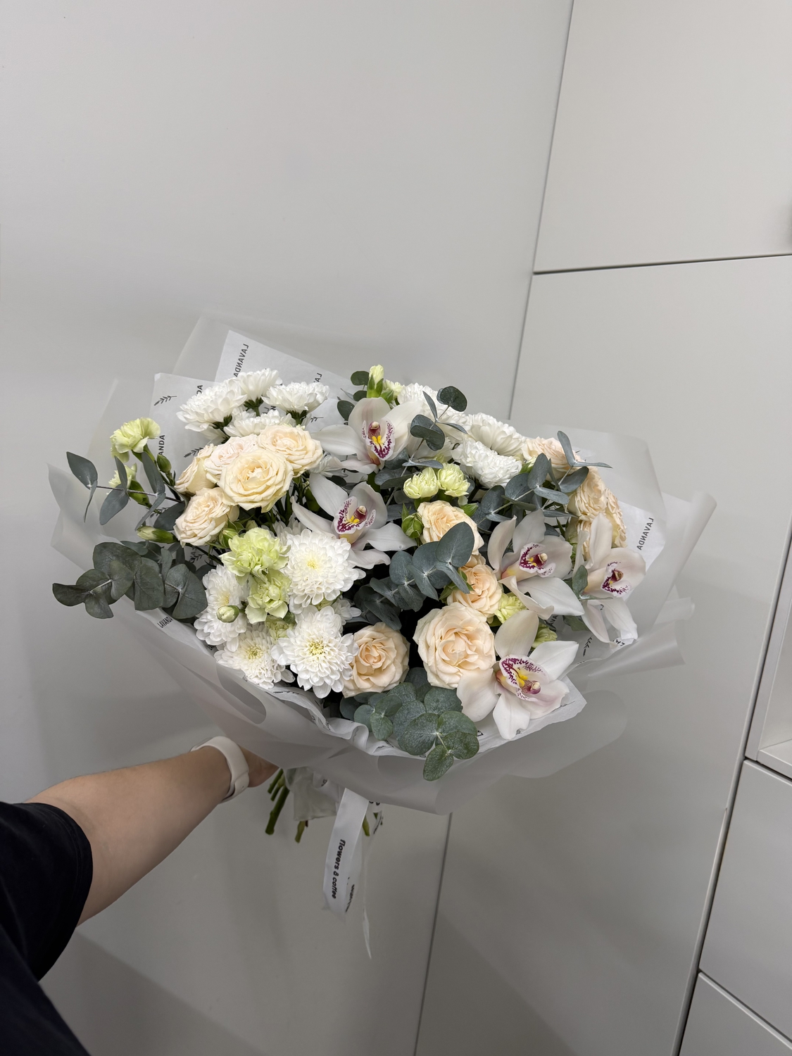 Букет с кустовыми розами и орхидеей
