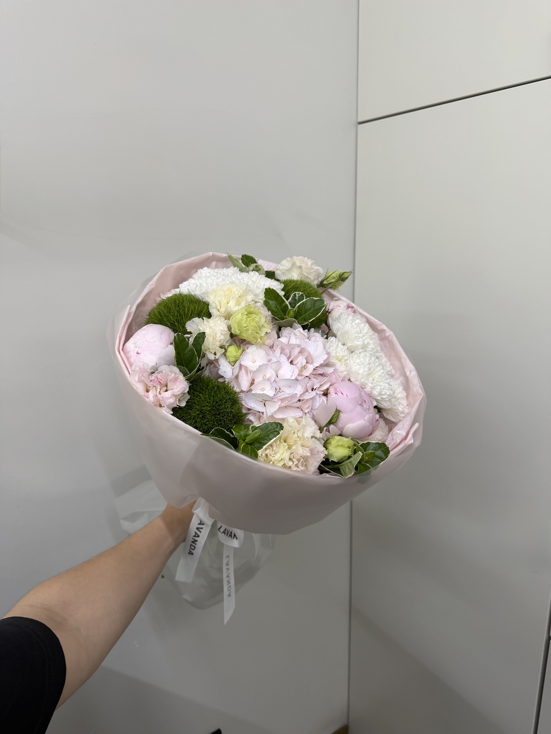 букет с гортензией и пионами
