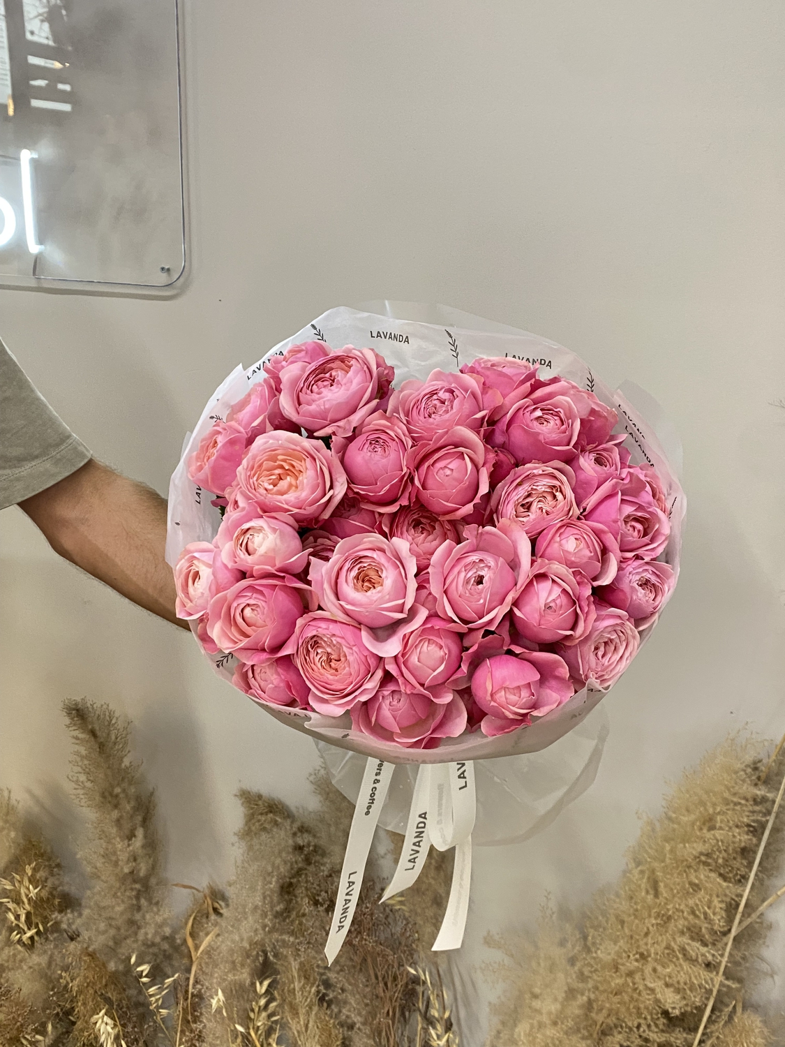 Букет розовых кустовых роз