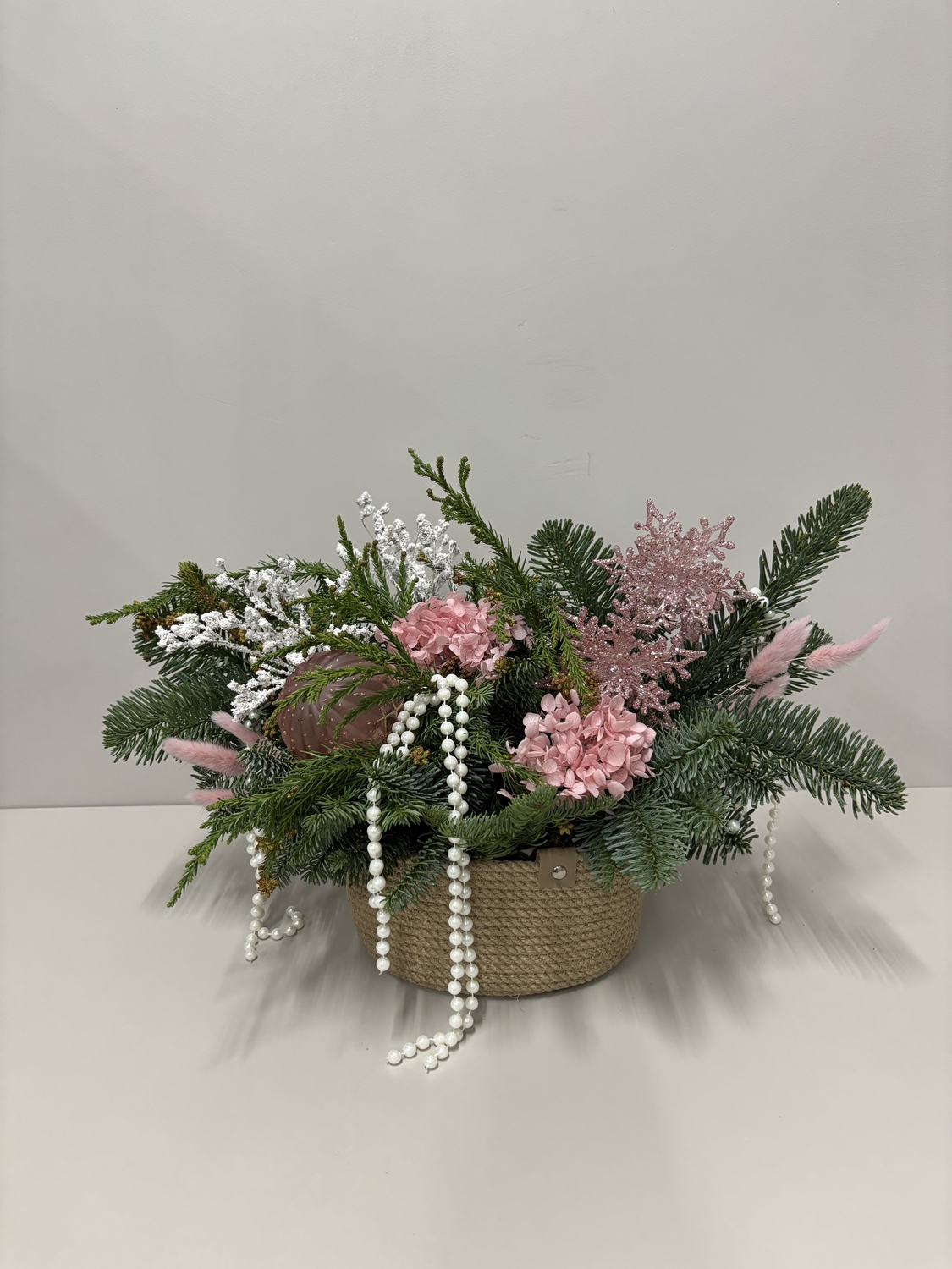 Новогодняя композиция с розовыми снежинками