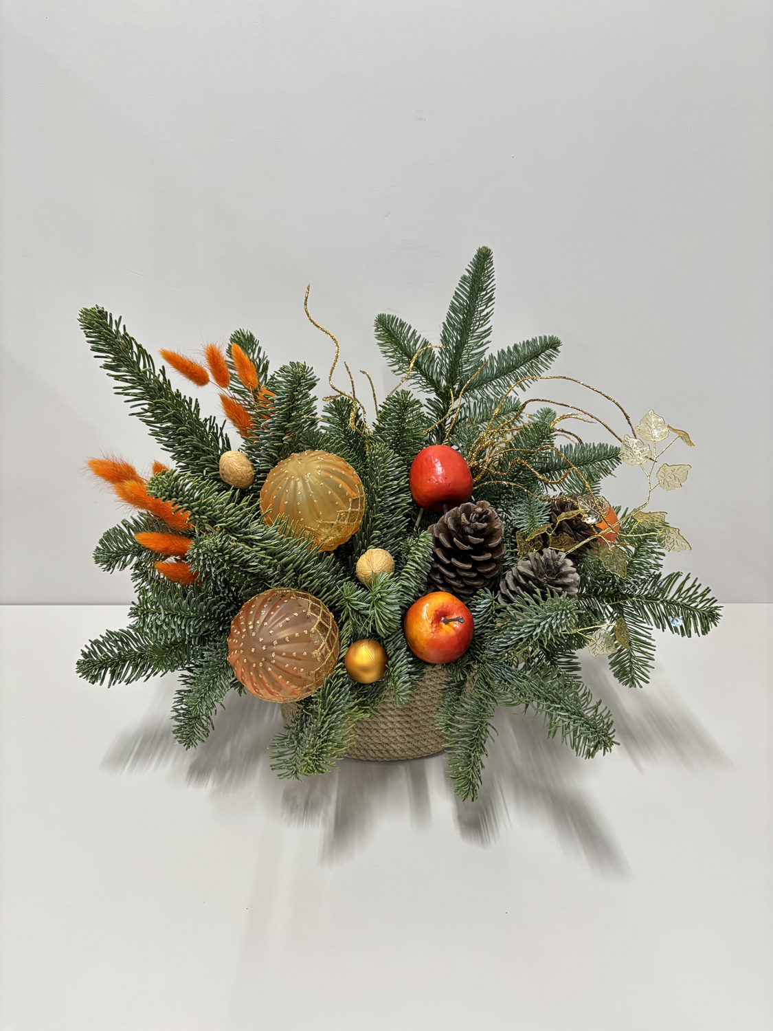 Новогодняя композиция с яблоками и шишками