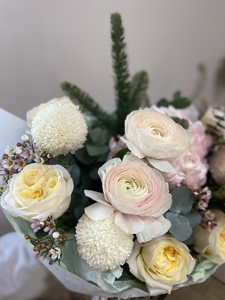 Букет с ранункулюсами и пиновидными розами