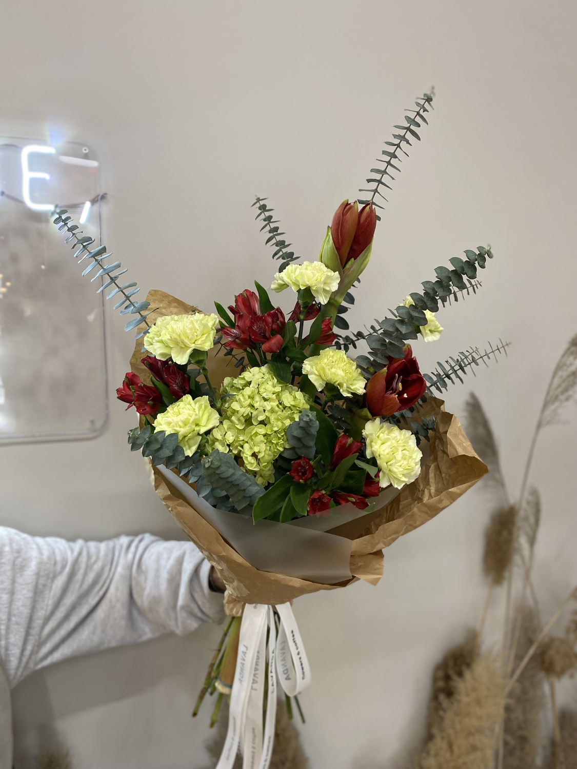 Букет с гортензией и амарилисом