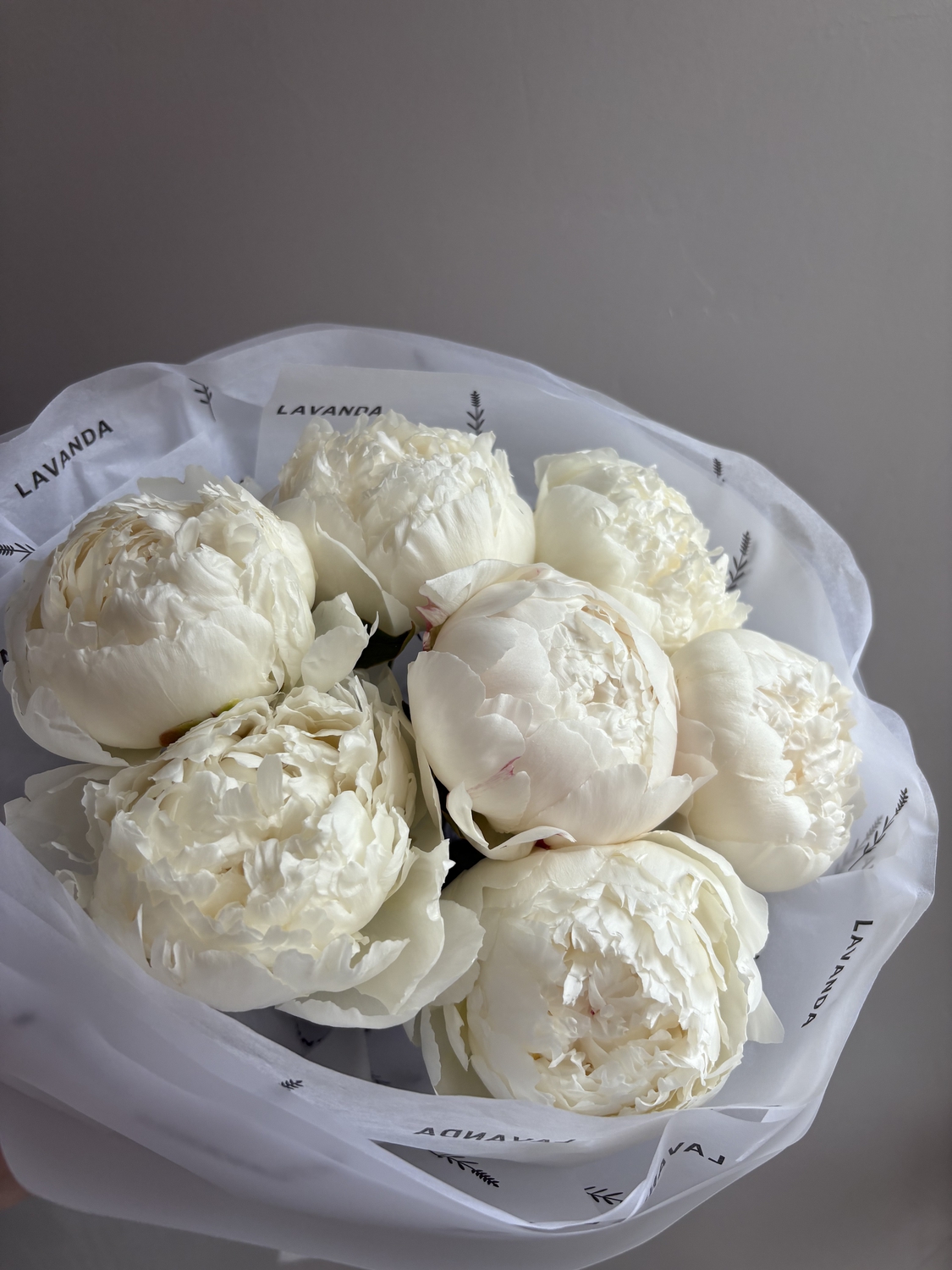 Букет белых пионов