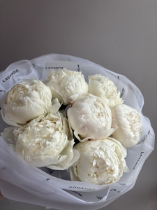 Букет белых пионов