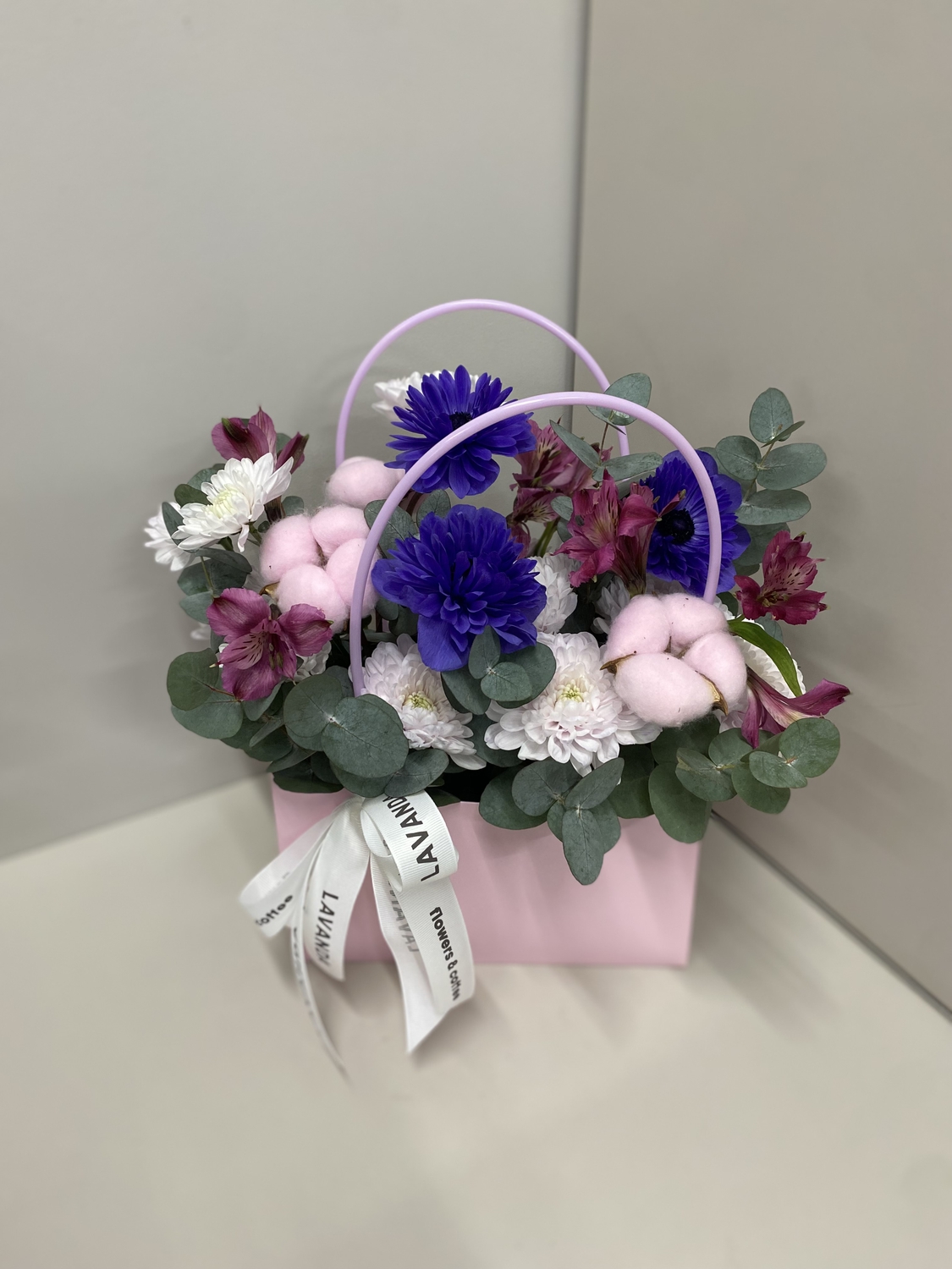 Композиция с анемонами и хлопком