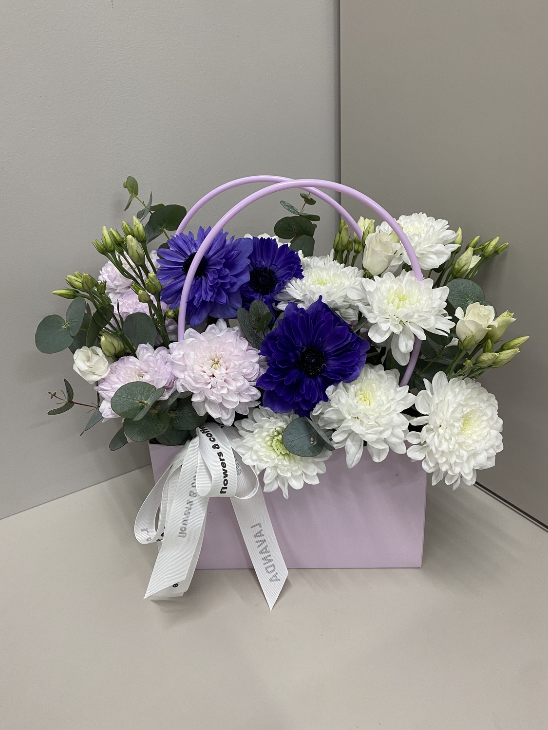 Композиция с анемонами и эустомой