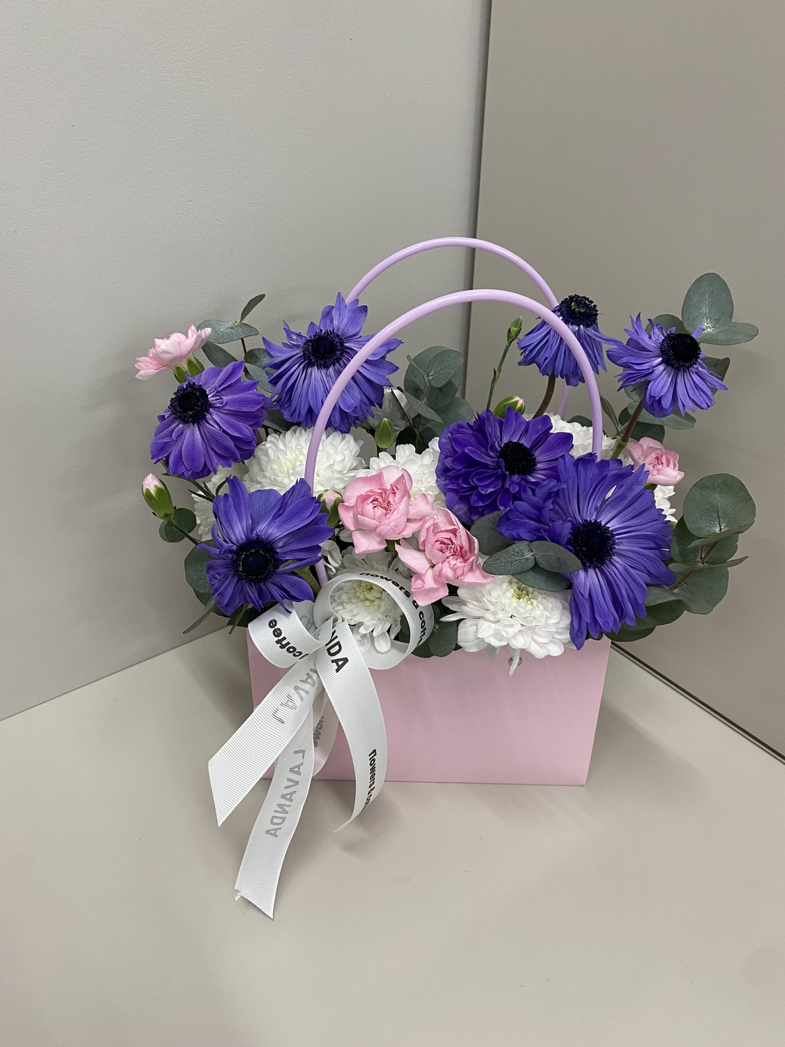 Композиция с анемонами и диантусами