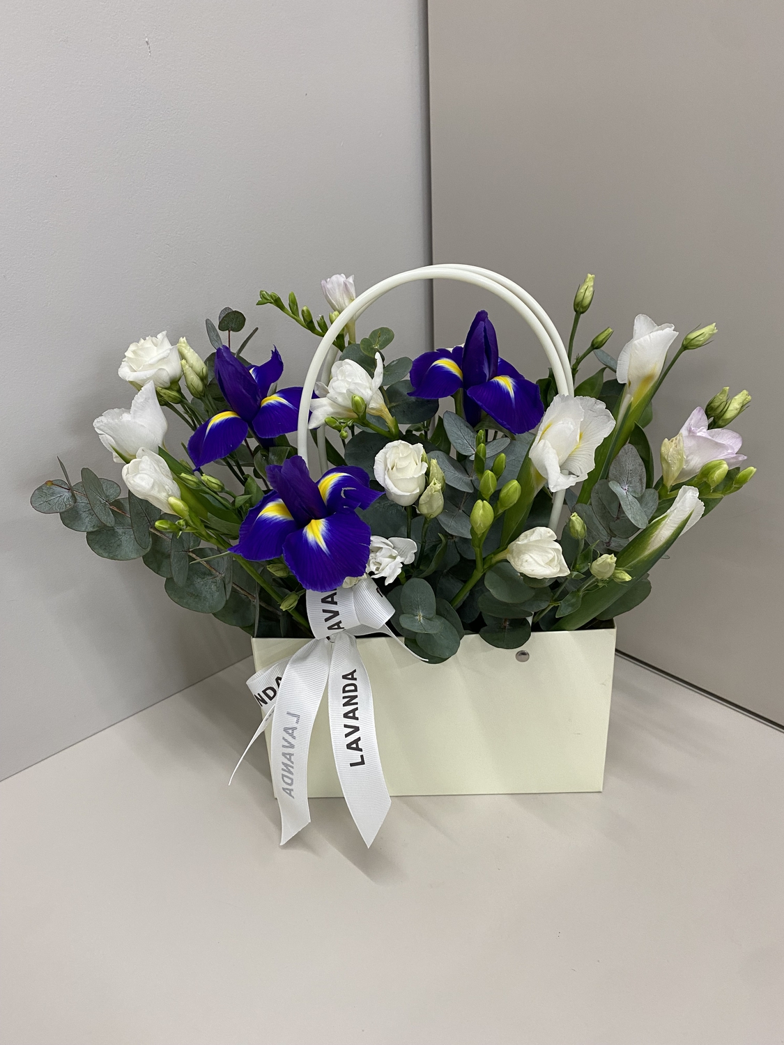 Композиция с белыми ирисами и ароматной фрезией