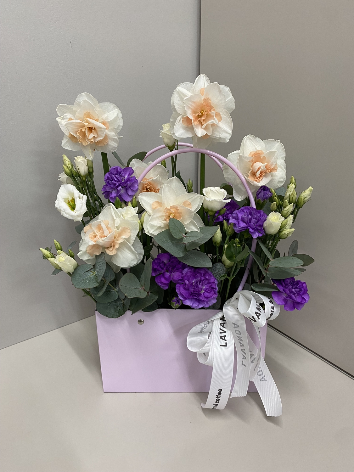 Композиция с нарциссами и эустомой