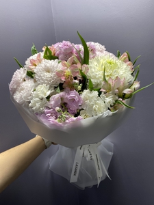 Букет ароматной маттиолы с хризантемой